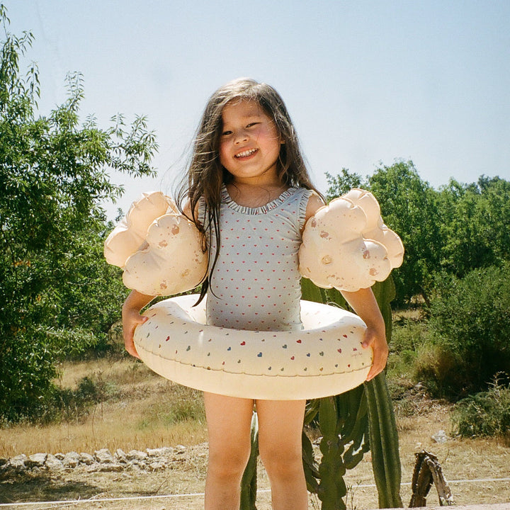 Photo d'une petite fille qui a la bouée multi hearts de chez Konges Slojd