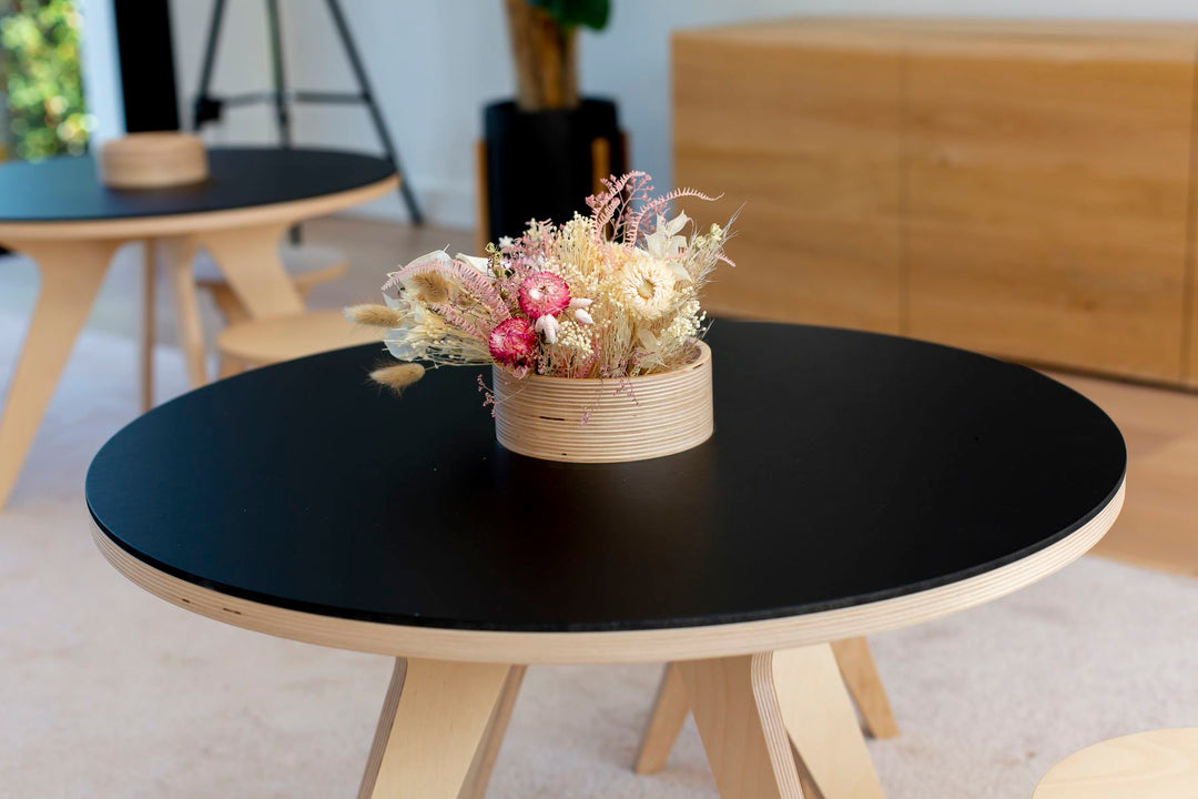 Table de dessin Drawin Kid's, dans un salon à la décoration au style scandinave, feuille tableau noir à craie, pot de crayon en bois utilisé comme un pot de fleurs, fleurs séchées, Rose et Balthazar