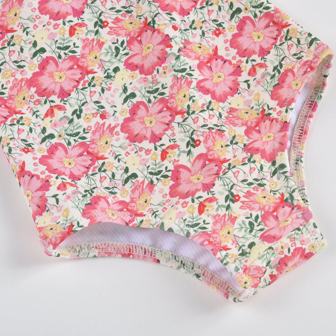 maillot de bain une pièce Audrey, motif fleurie, Pink meadow, , chapeau bob motif assorti, Louise Misha, Rose et Balthazar zoom détail