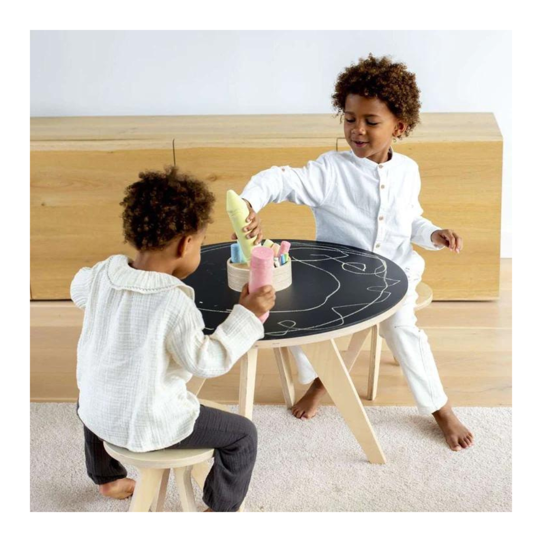 Deux petits garçons jouant avec la Table drawin kid's, la table de coloriage au design scandinave et fabriquée en bois