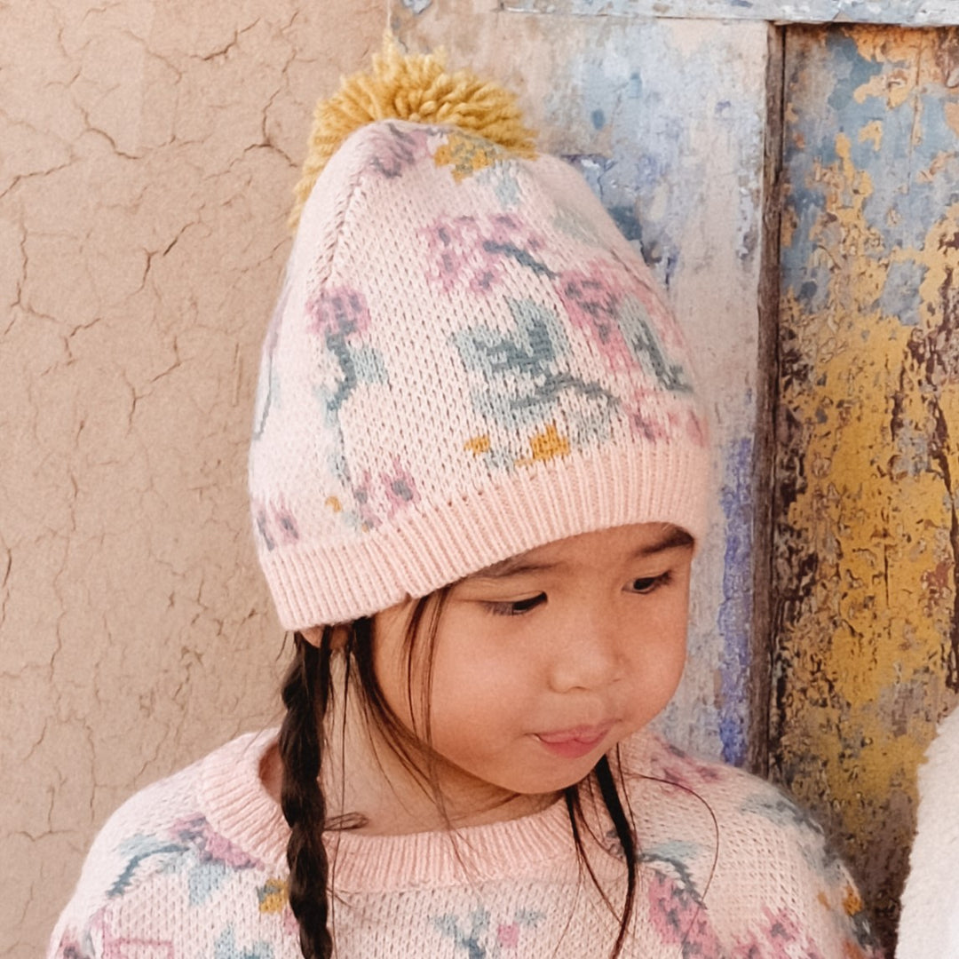 Le bonnet Alaska fleuri de Louise Misha porté par une fille
