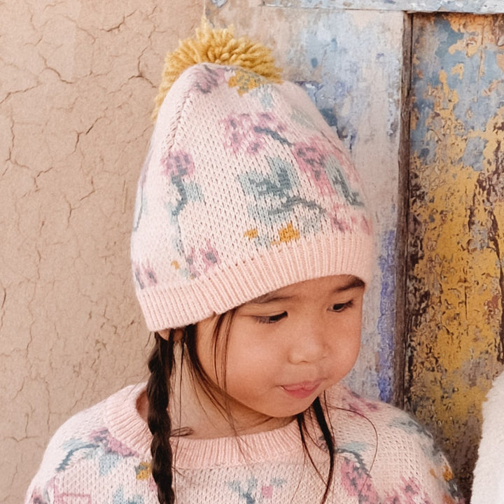 Le bonnet Alaska fleuri de Louise Misha porté par une fille