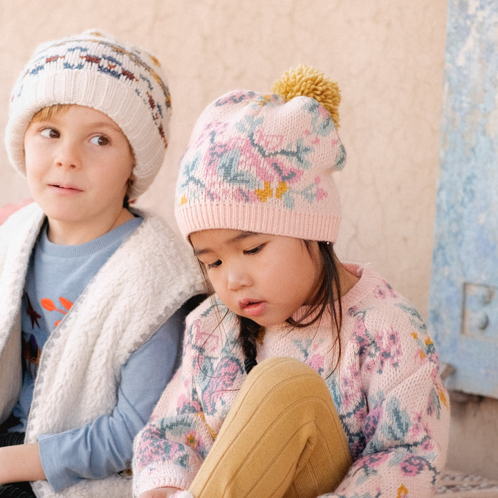 Le bonnet Alaska fleuri de Louise Misha porté par une fille