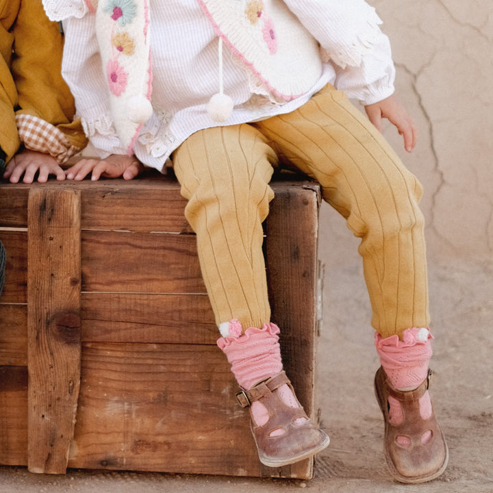 Le legging Moldavia miel fille de Louise Misha porté par une fille