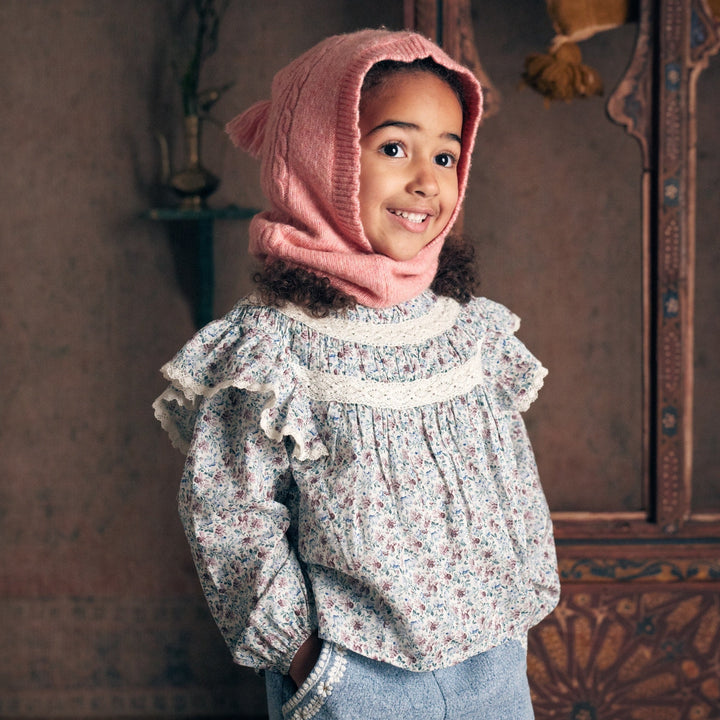 Photo de la blouse Janipa fleurs Cream Rétro Pansy de Louise Misha porté par une fille