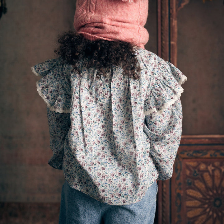 Photo de la blouse Janipa fleurs Cream Rétro Pansy de Louise Misha porté par une fille de dos