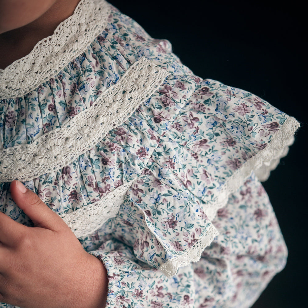 Photo de la blouse Janipa fleurs Cream Rétro Pansy de Louise Misha porté par une fille