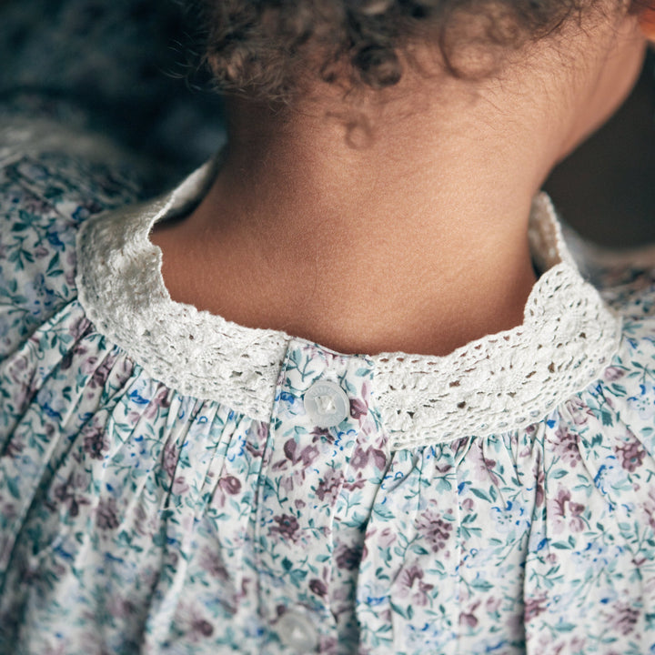 Photo de la blouse Janipa fleurs Cream Rétro Pansy de Louise Misha porté par une fille