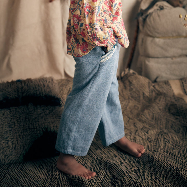 Pantalon fille Flor denim de Louise Misha porté par une fille