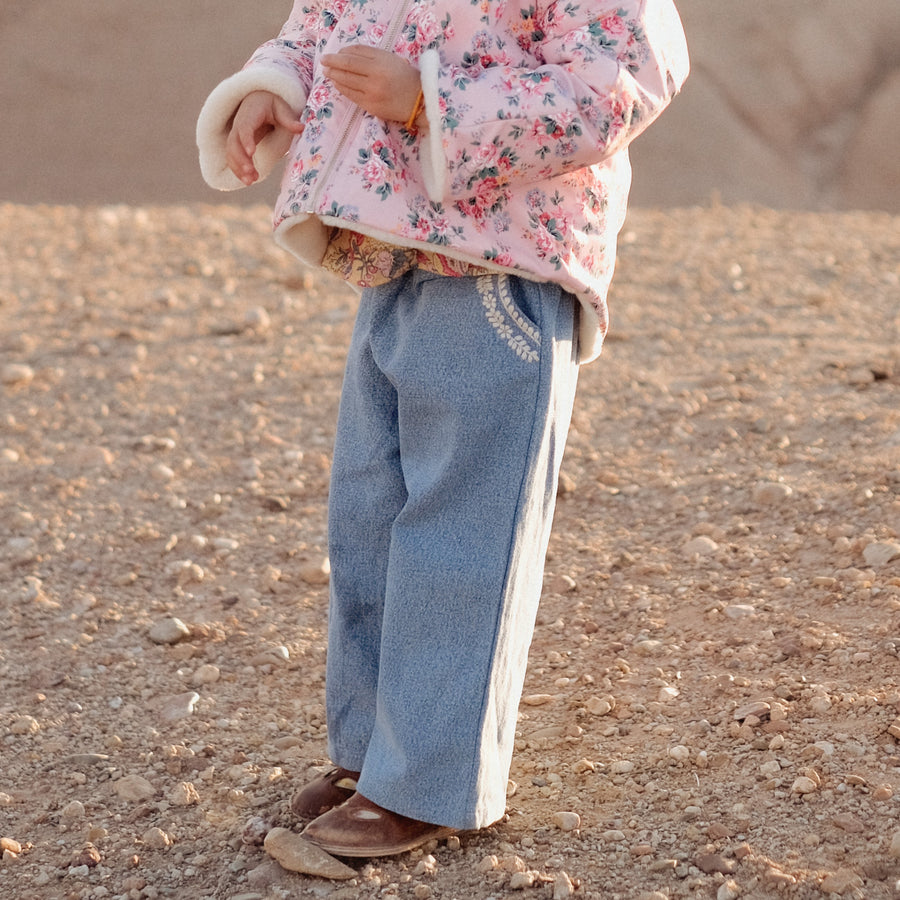 Pantalon fille Flor denim de Louise Misha porté par une fille