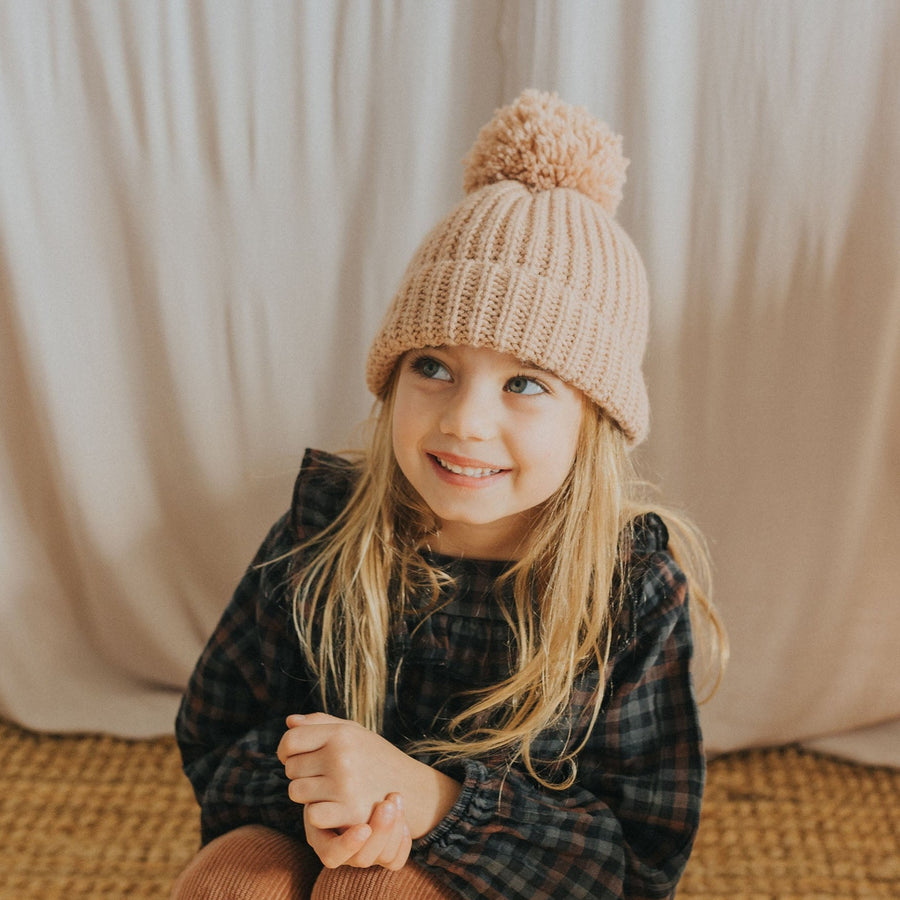 Photo d'une fille avec un bonnet en maille beige de chez Buho