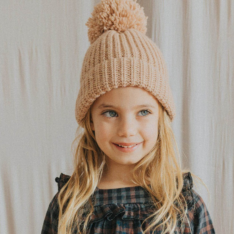 Photo d'une fille avec un bonnet en maille beige Buho