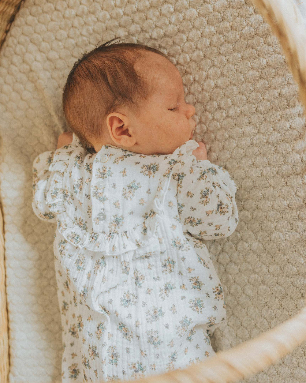 Photo du gilet ajouré sauge fille de chez Buho