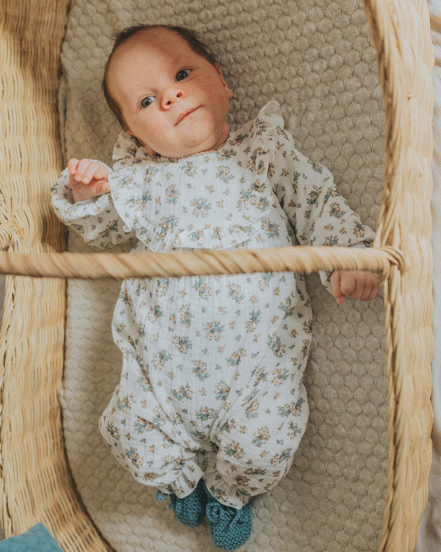 Photo bébé de la combinaison fleurie de chez Buho