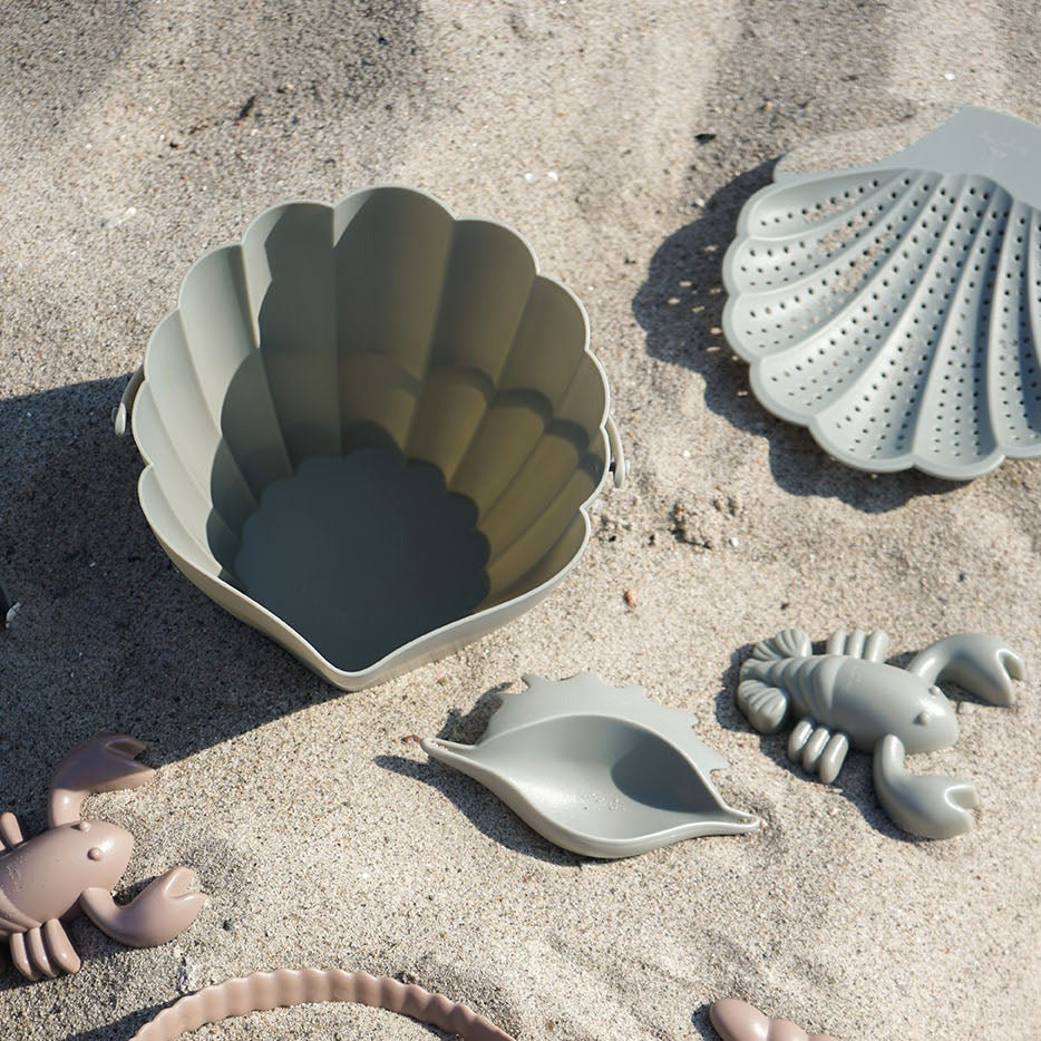 Photo dans le sable du set de plage enfant coquillage whale vert de chez Konges Slojd