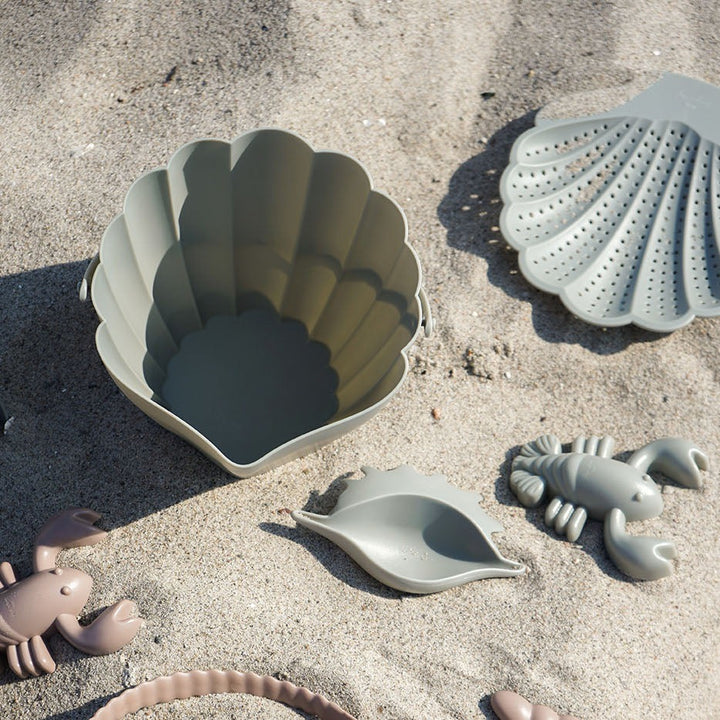 Photo dans le sable du set de plage enfant coquillage whale vert de chez Konges Slojd