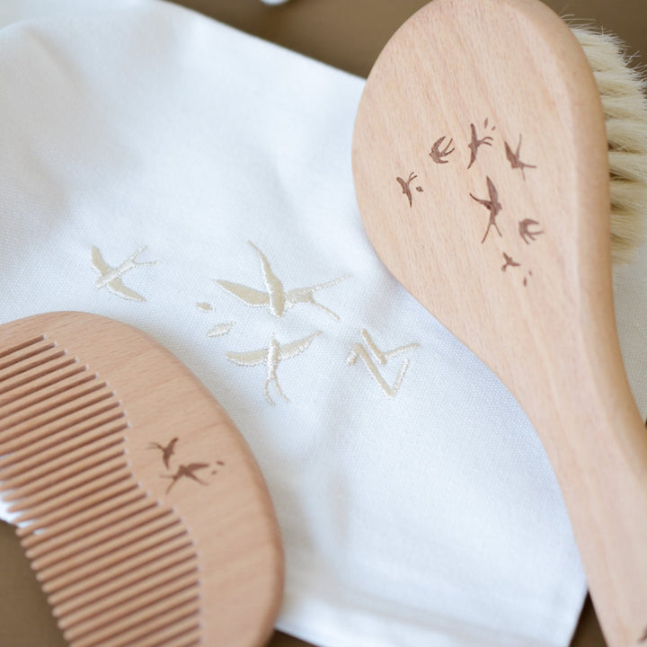 Photo set brosse et peigne bébé en bois et son joli pochon blanc de chez zakuw