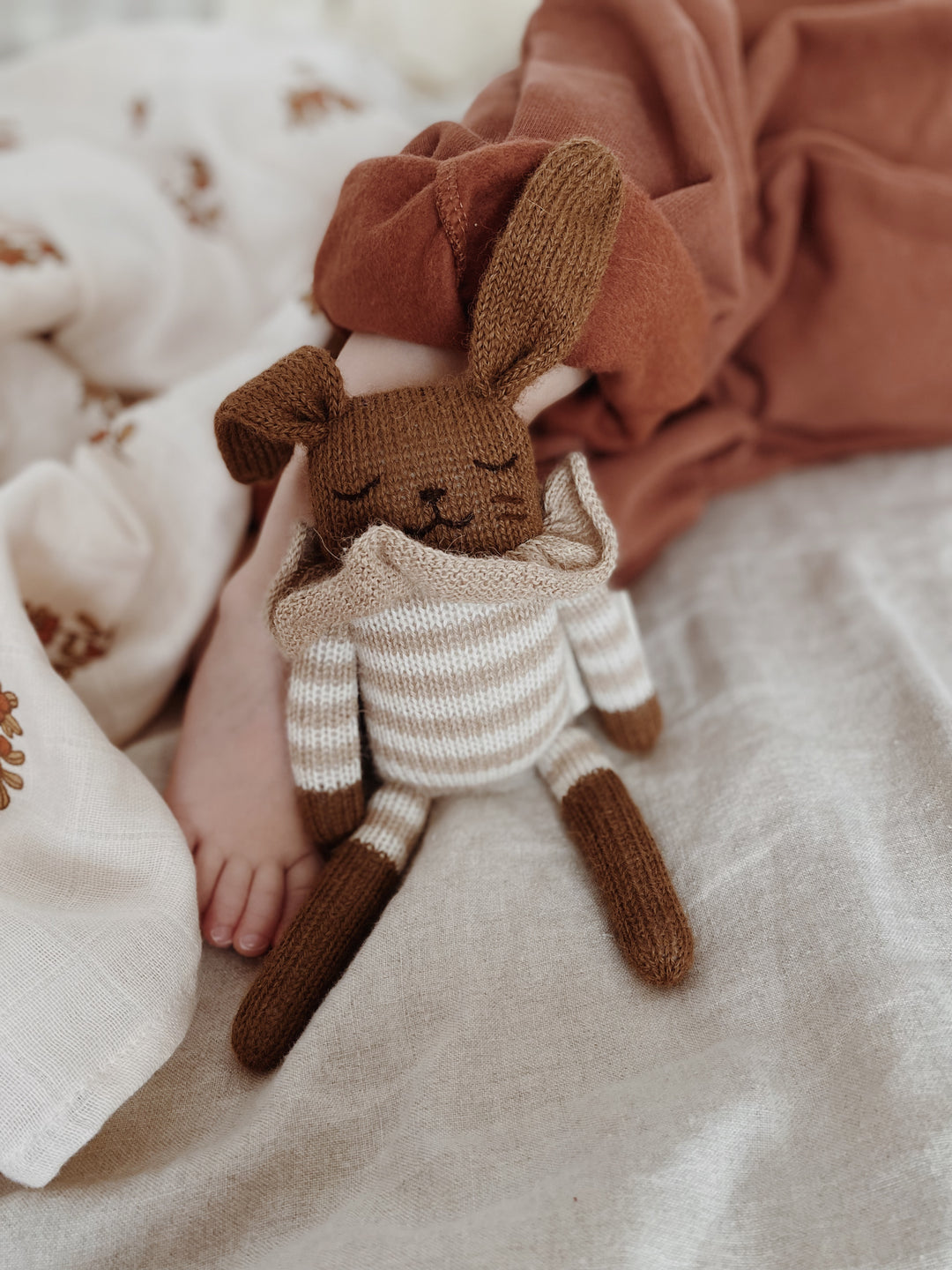 Doudou lapin combishort rayée sable