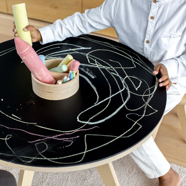 Table de dessin Drawin Kid's, dans un salon à la décoration au style scandinave, tableau noir, pot à crayon, craiesRose et Balthazar