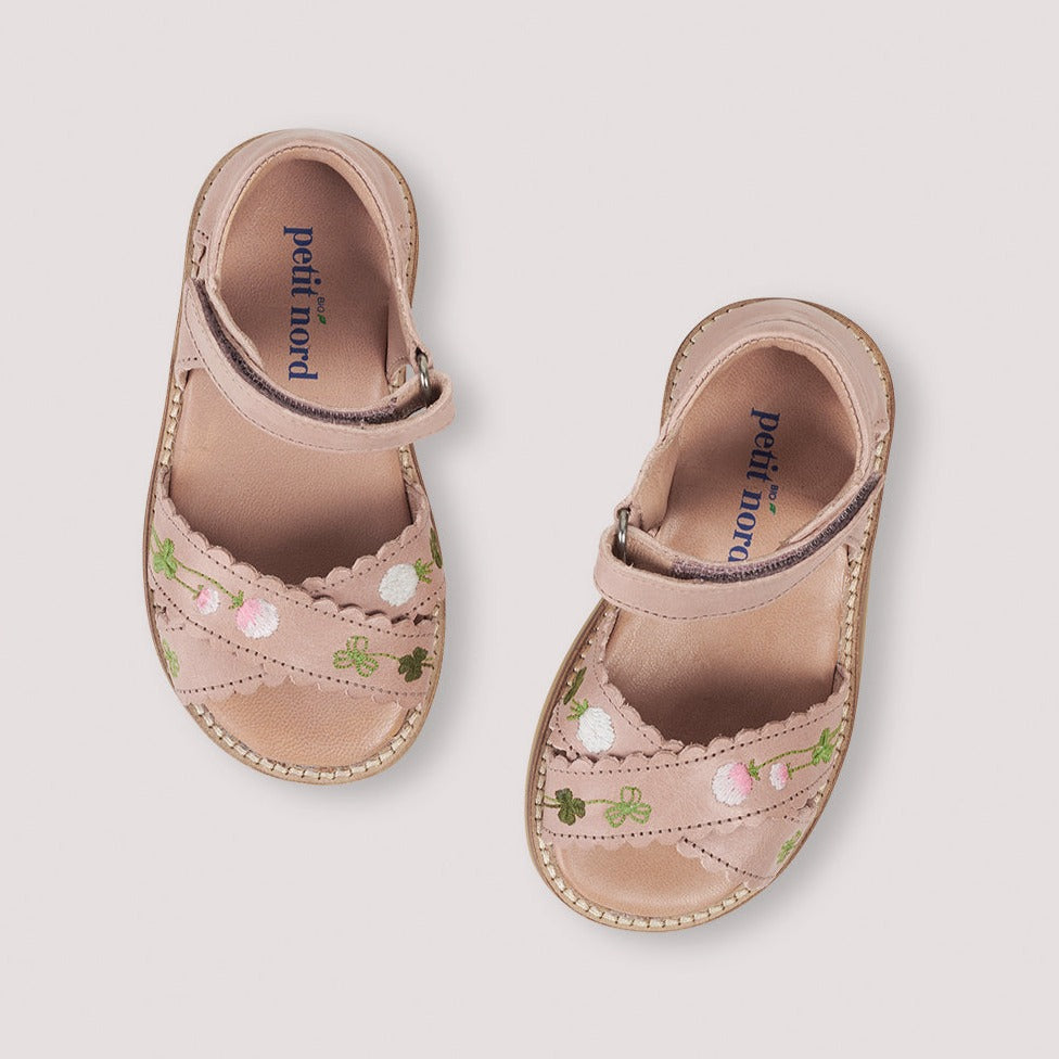 Packshot des sandales brodées blooming rose de la collection Uniqua de chez Petit Nord