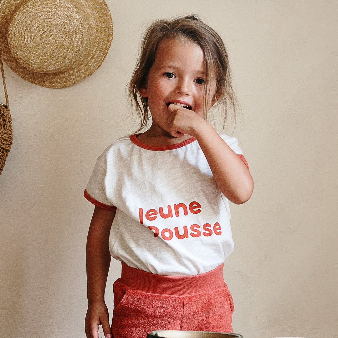 Photo du tee-shirt jeune pousse Malo de chez Les Petites Choses porté par une petite fille