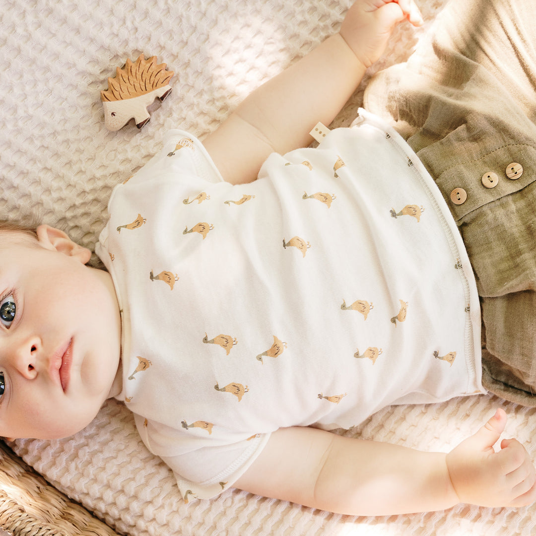 Photo du tee-shirt imprimé canard Mae de chez Les Petites Choses porté par un bébé allongé