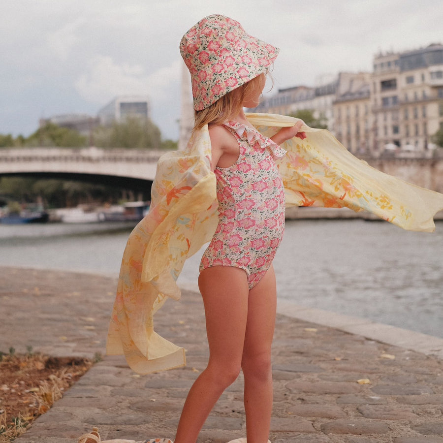 maillot de bain une pièce Audrey, motif fleurie, Pink meadow, décor bord de Seine, chapeau bob motif assorti, Louise Misha, Rose et Balthazar