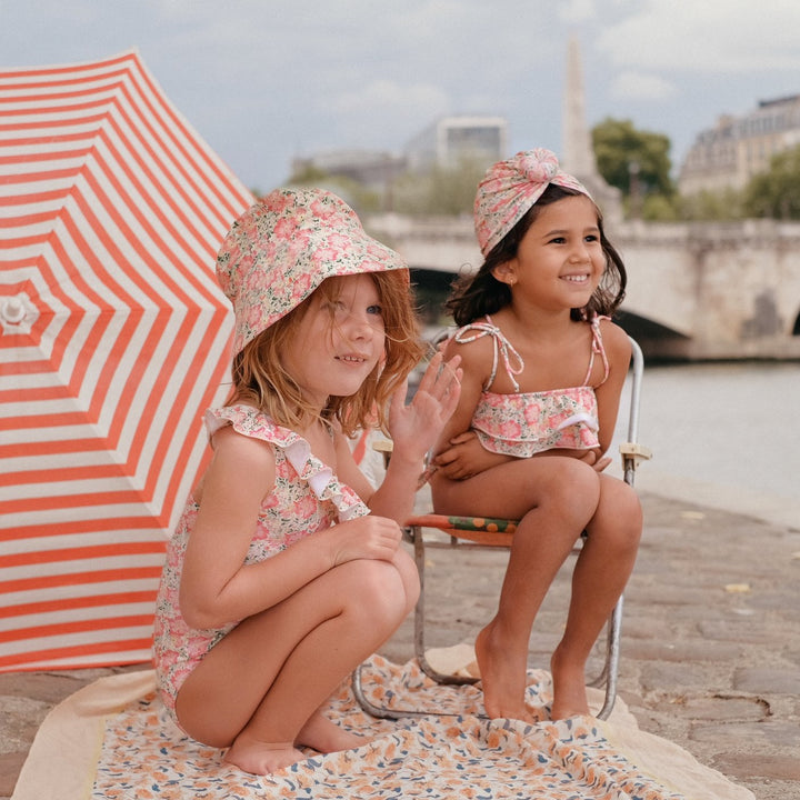 maillot de bain une pièce Audrey, motif fleurie, Pink meadow, décor bord de Seine, chapeau bob motif assorti, Louise Misha, Rose et Balthazar