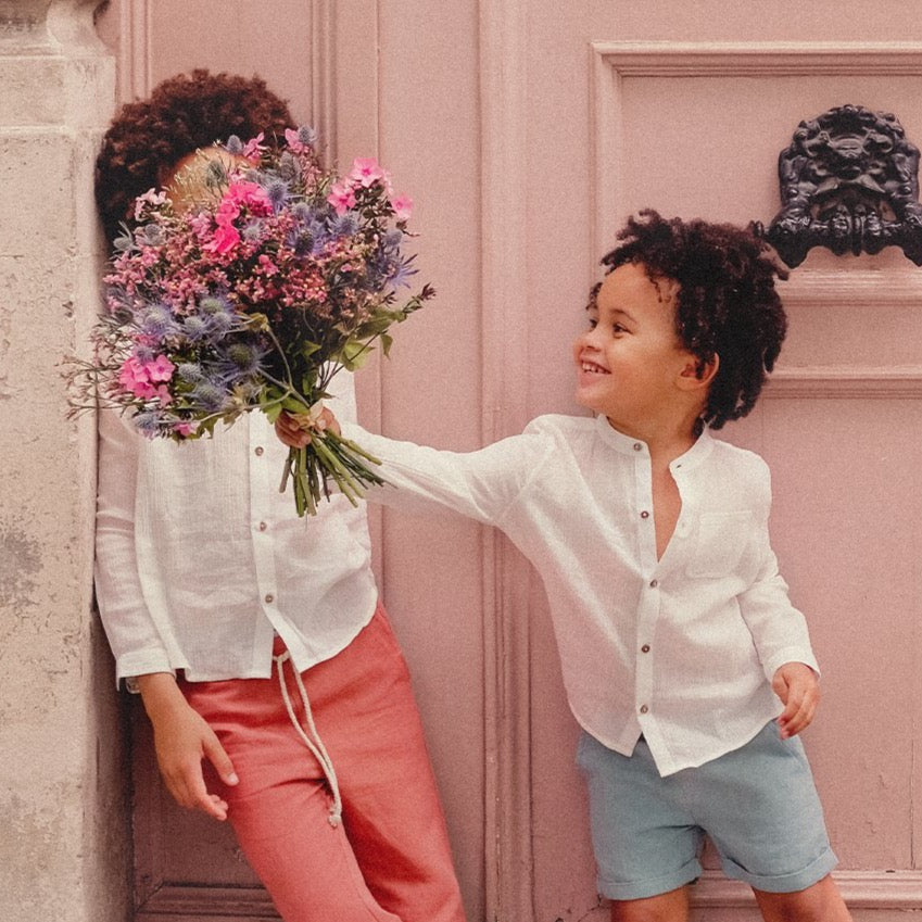 Deux petits garçons qui portent la chemise Amod blanche Louise Misha 