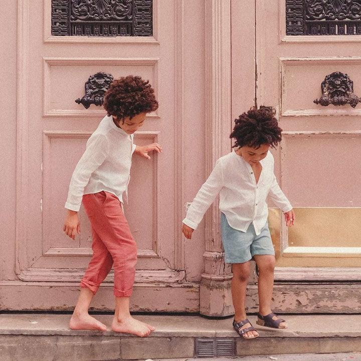Deux petits garçons qui portent la chemise Amod blanche Louise Misha 