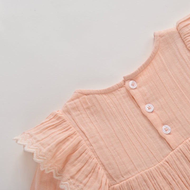 détail du dos et de la fermeture en bouton de la robe bébé Zohra blush de chez Louise Misha